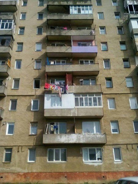 С балкона 6-го этажа в Ужгороде выпал человек