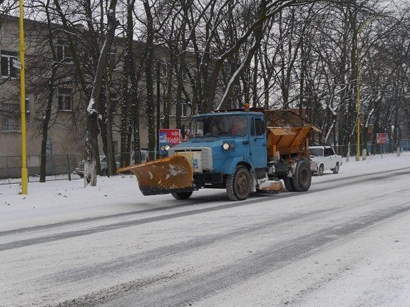 В Ужгороде спецтехника круглосуточно убирает на улицах снег