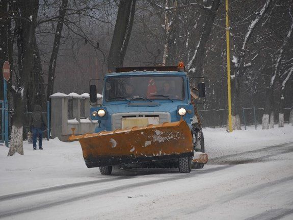 В Ужгороде спецтехника круглосуточно убирает на улицах снег