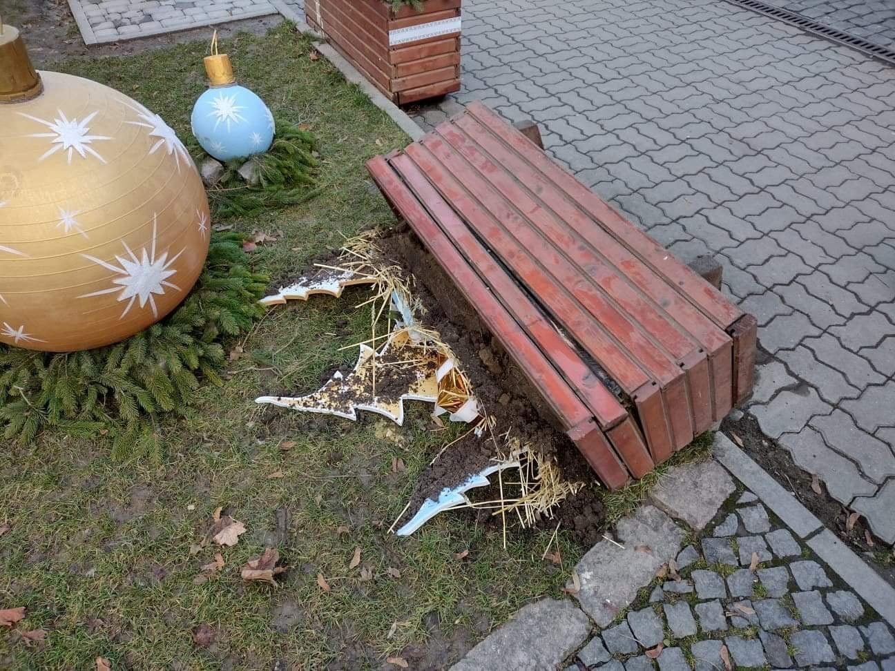 Вандалы уничтожили ценные декорации в венгерском городе на Закарпатье 