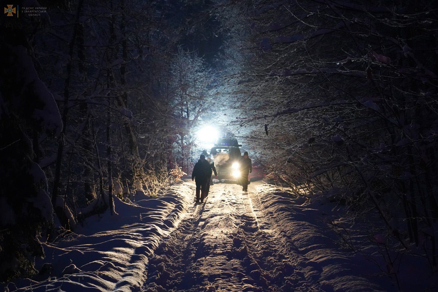 Поднимали вертолёт: Тело заблудшего в Закарпатье туриста обнаружили в 200 метрах от снегохода