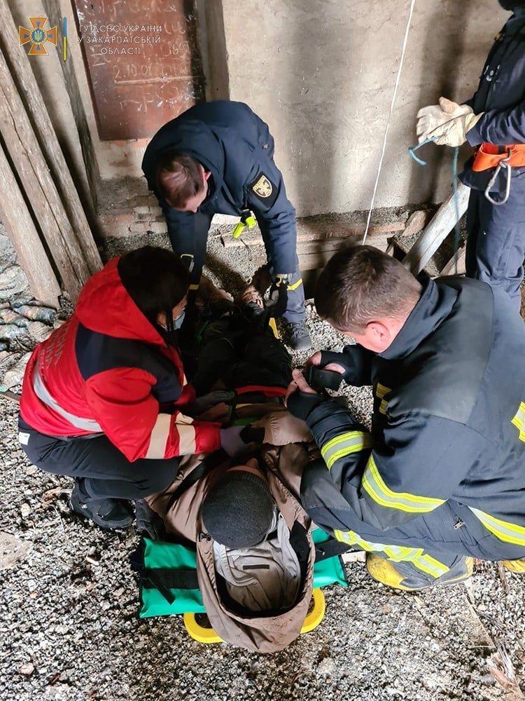 Возможна травма позвоночника: В Закарпатье рабочий упал с купола церкви 