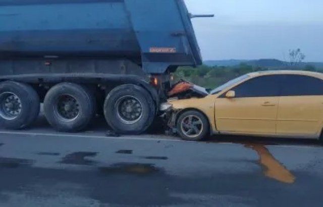 Дорожный ужас на трассе в Закарпатье иномарка въехала в "зад" фуры