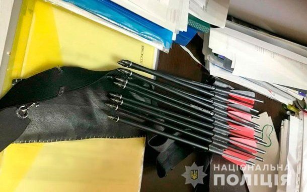 19-летняя украинка обстреляла двух учителей с арбалета