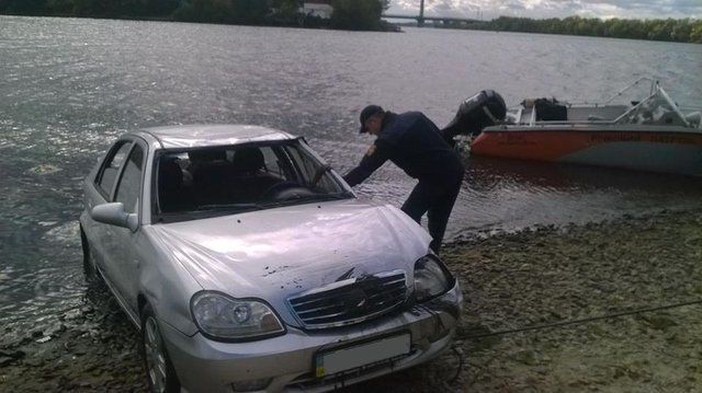 В Киеве со дна Днепра вытащили авто с трупом водителя