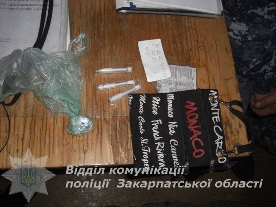 Правоохранители на КПП "Деловое" остановили мужчину с наркотиками