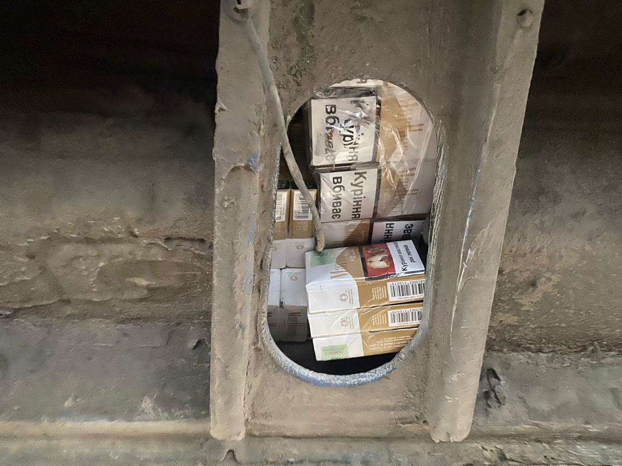 "Упакованный" контрабандными сигаретами микроавтобус задержали на границе Закарпатья с Румыние
