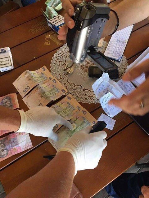 Закарпатского чиновника задержали при получении взятки