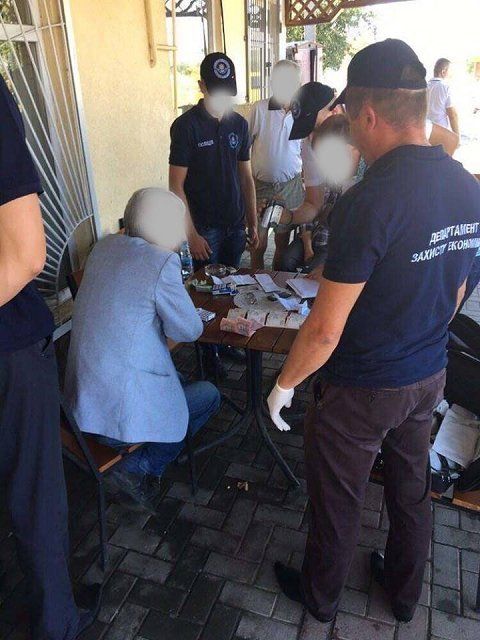 Закарпатского чиновника задержали при получении взятки