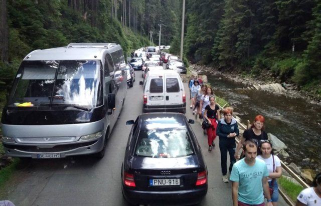 В Закарпатье — огромная очередь из автомобилей к "Морскому глазу"