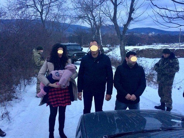 На Закарпатье задержали группу мигрантов из Армении с маленьким ребенком