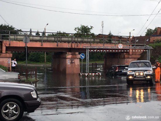 Опять 25: В Ужгороде под переездом внедорожник ушел под воду