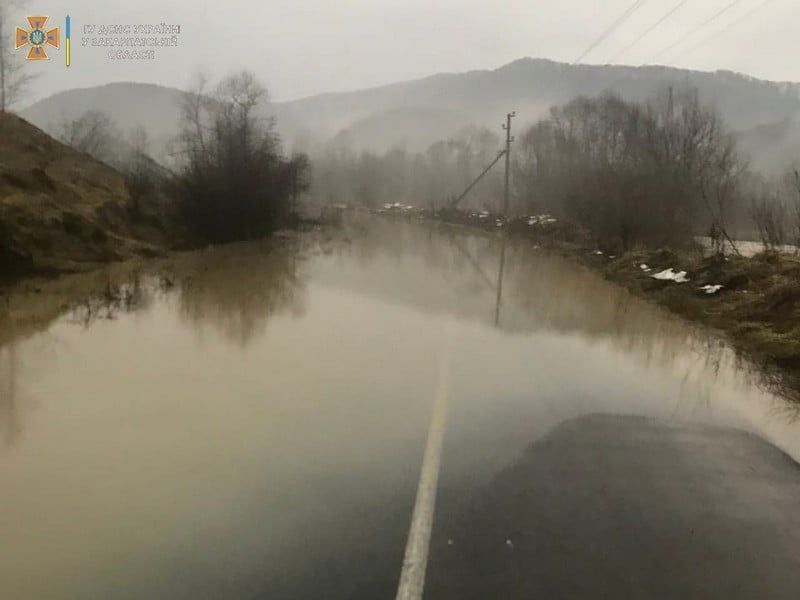 Районы в Закарпатье уходят под воду 