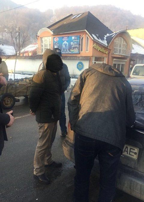 Прокуратура в Закарпатье задержала при получении взятки правоохранителя