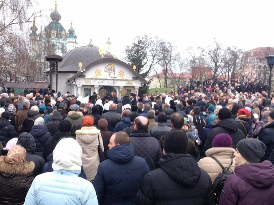 В Киеве прихожане пришли защитить храм от нападения бандитов - националистов