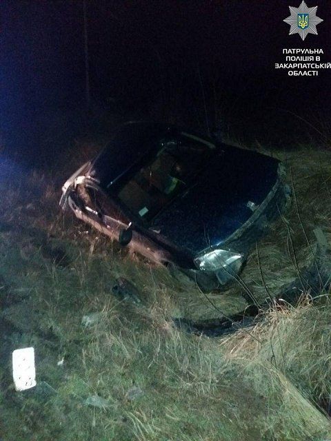 Пяный водитель вылетел в кювет возле Ужгорода и скрылся с места ДТП