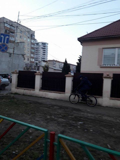 Эксгибиционист цепляется к детям в Новом районе Ужгорода