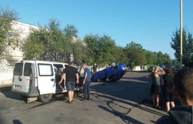 Дорожная авария в Закарпатье послало одну из машин в "нокаут"!