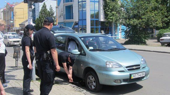 Ужгородские патрульные помогли женщине-водителю