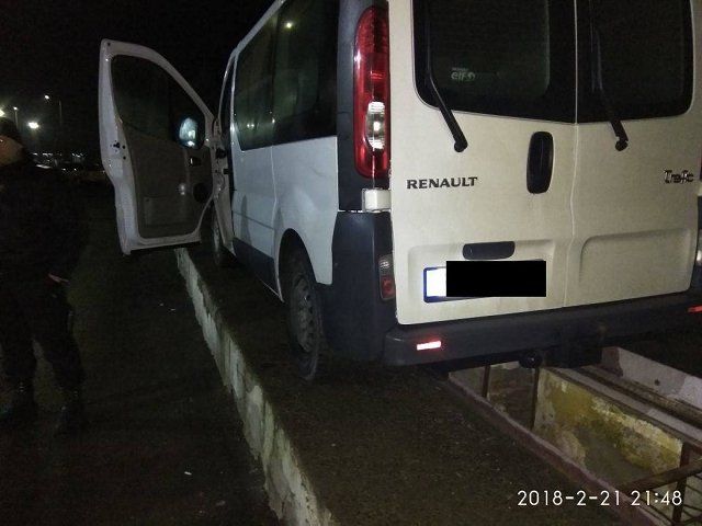 На КПП "Лужанка" в Закарпатье конфисковали микроавтобус