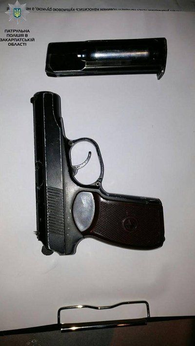 В Ужгороде полиция задержала мужчину с пистолетом, дубинкой и ножом