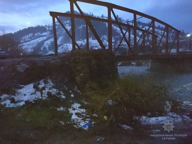 В Закарпатье "ВАЗ" упал с моста в Тису