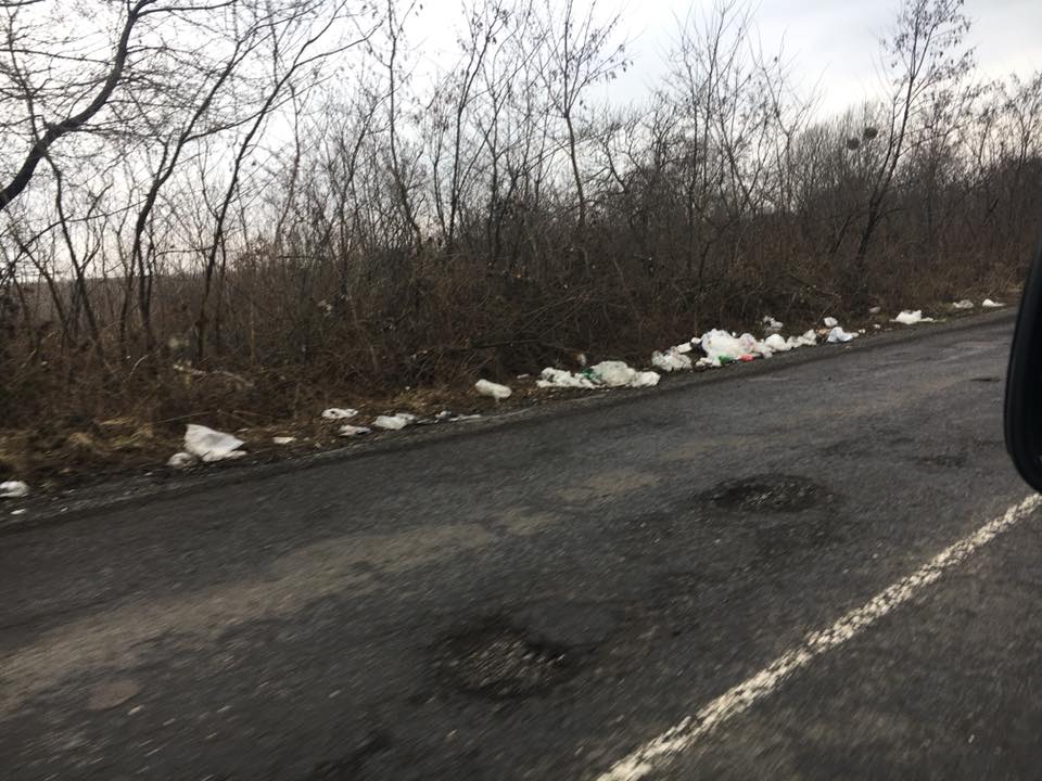 В Закарпатье после после схода снега везде кучи мусора