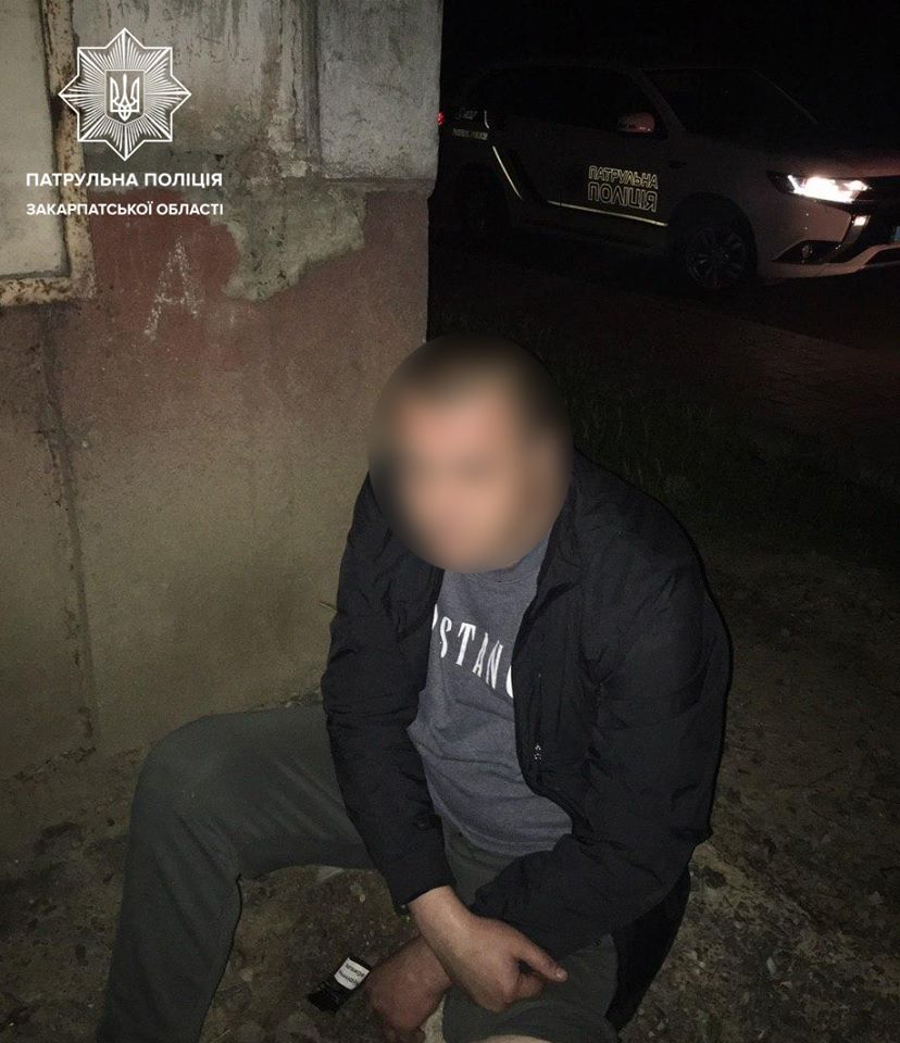 Нічного грабіжника затримала поліція на вулиці Легоцького в Ужгороді (ФОТО)