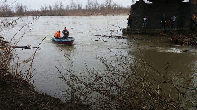 В Закарпатье спасатели занялись очисткой опор мостов