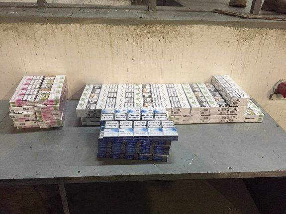 Украинец перевозил скрытые более 1400 пачек сигарет