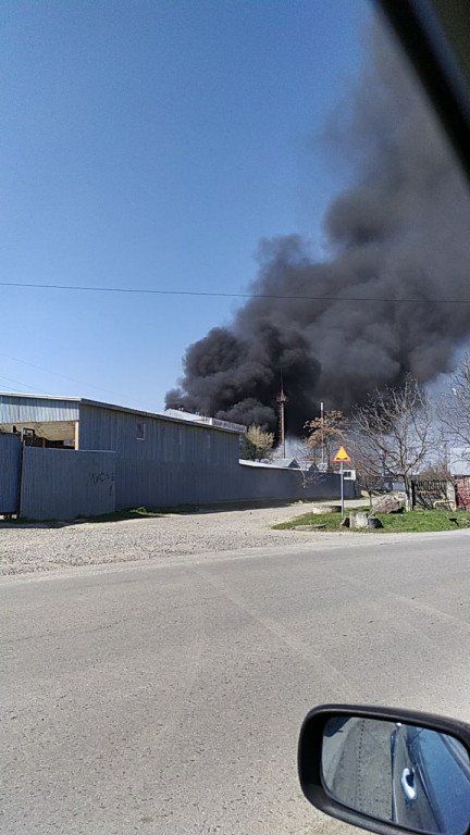 В Ужгороде пылают склады: Люди в панике, пожарные едут