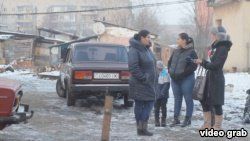 Дорослі цигани пішли вчитися до школи в Ужгороді разом зі своїми дітьми