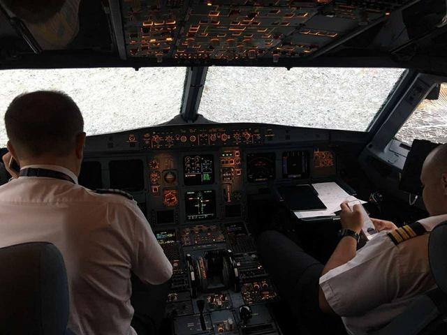 Украинский летчик героически посадил самолет в Стамбуле