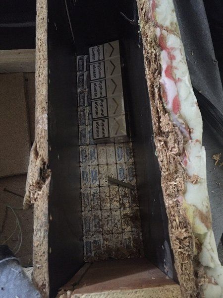 В Закарпатье на границе нашли нашпигованный сигаретами диван