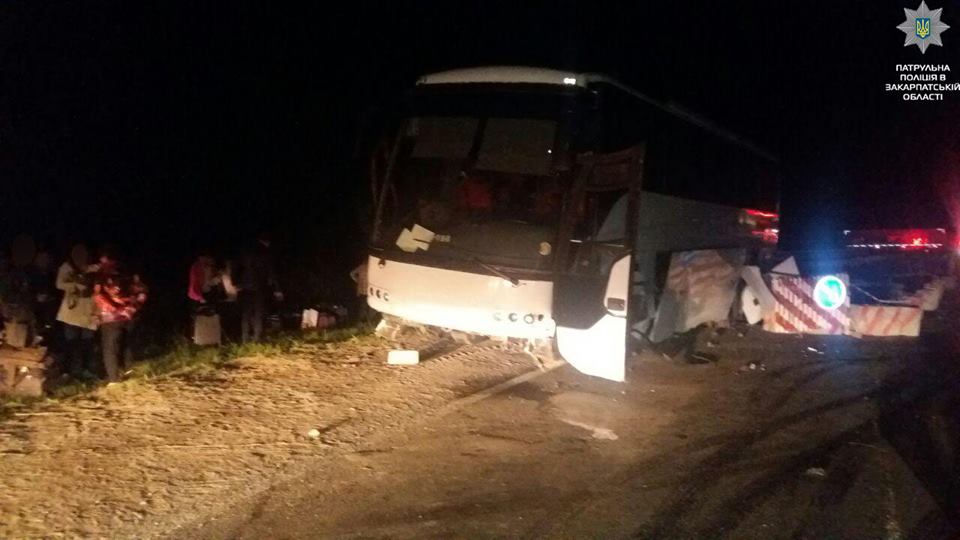 На Закарпатье в ДТП попал автобус с туристами из Венгрии, 7 человек в больнице
