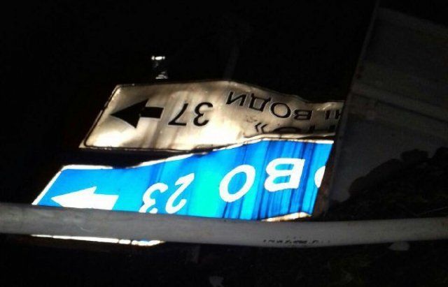 На выезде из Мукачева "Москвич" снес дорожный знак