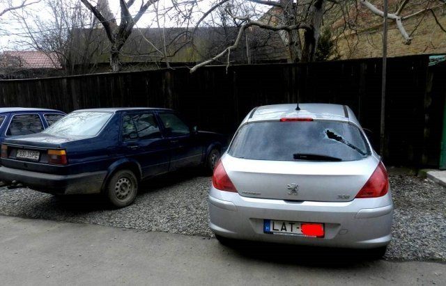 В Берегово на Закарпатье разбили стекла на 9 авто с венгерскими номерами