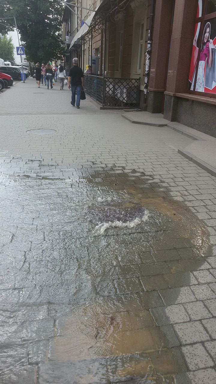 В Ужгороде на пл. Ш.Петефи прорвало канализационную трубу