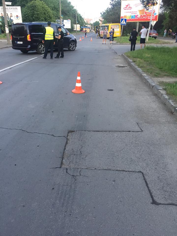 В Ужгороде водитель маршрутки «зацепил» ребенка в коляске