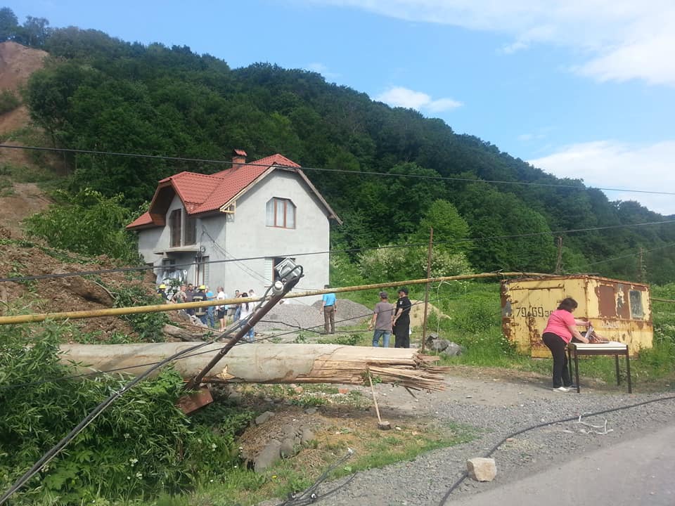 Оползень на Закарпатье разрушил два дома и накрыл легковой автомобиль