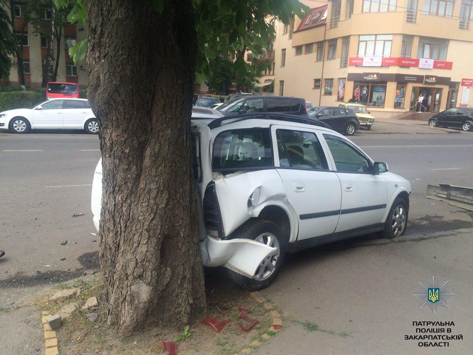 В Ужгороде водитель ВАЗа спровоцировал ДТП с участием трех автомобилей