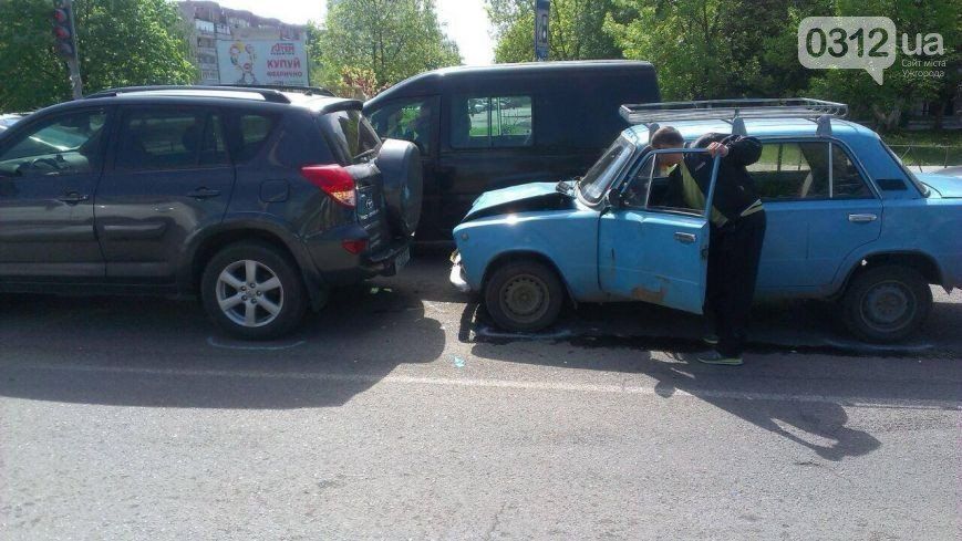 На Капушанській в Ужгороді зіткнулися "Тойота" і "ВАЗ"
