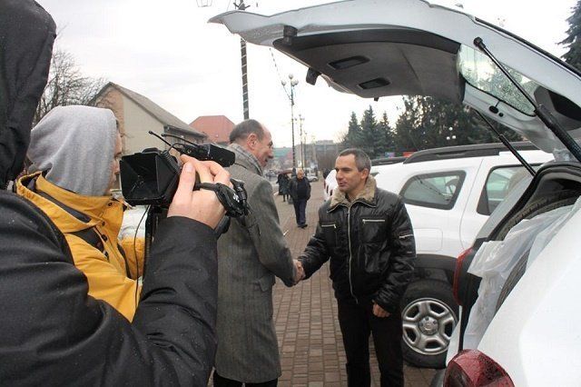 Глава ОГА в Закарпатье Бондаренко вручил ключи от «Рено Дастер» заведующим амбулаториями