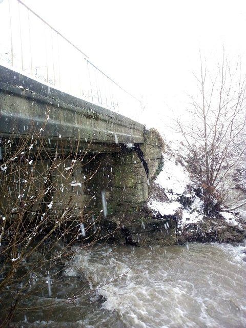 В Воловецком районе паводок повредил мост через Латорицу