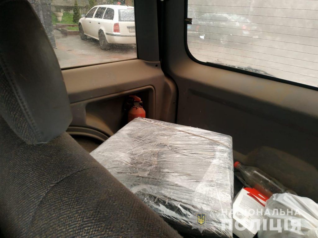 В Закарпатье остановили джип с любопытным грузом на заднем сиденье 