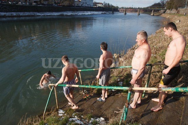 В Ужгороде на Крещение в реке купались от велика до мала