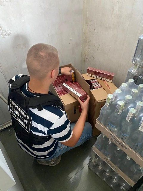 Фальсификат на 1,5 млн: В Ужгороде на рынке изъяли нехилую партию сигарет и алкоголя