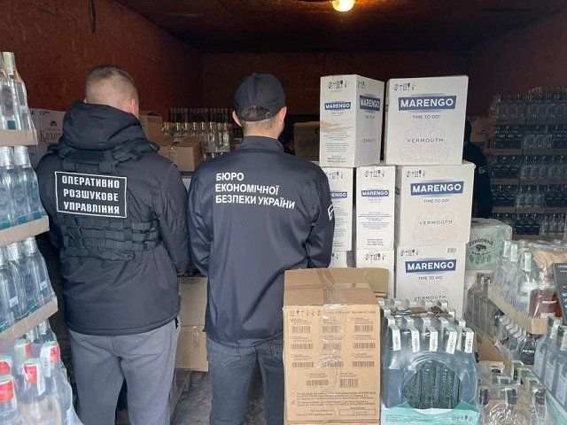 Фальсификат на 1,5 млн: В Ужгороде на рынке изъяли нехилую партию сигарет и алкоголя