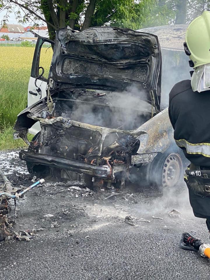 Будоражащее ЧП в Закарпатье: Автомобиль охватил сильнейший огонь прямо на трассе 