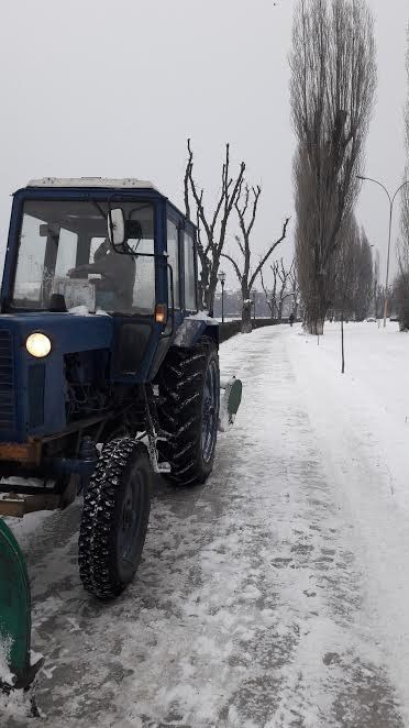 Ужгородські комунальники розчищають дороги від снігу